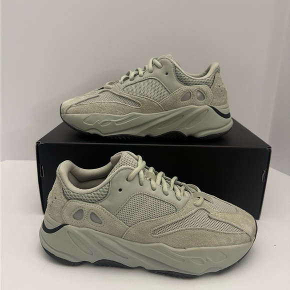 Yeezy Boost 700 “Salt” – Size – VNDS – No Box